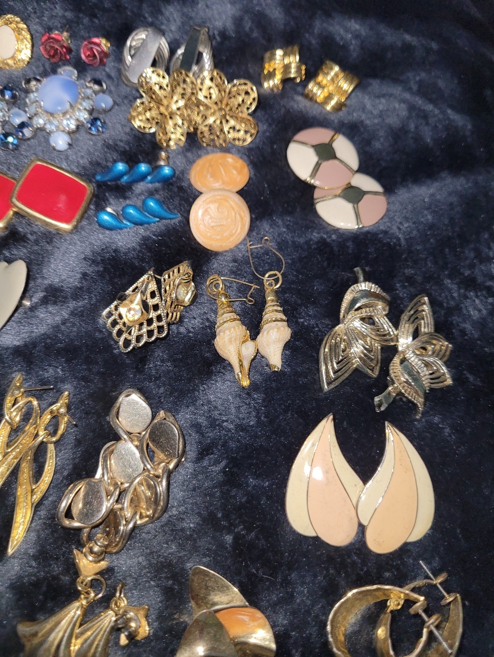Vintage 1980's Lot Of 45 Pair Earrings - Picture 4 of 7